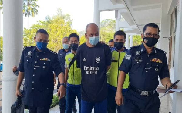 Mohd Fauzi dibawa ke Mahkamah Majistret Selayang pada Rabu bagi pertuduhan kes bunuh dua beradik berusia 19 dan 3 tahun, di Kampung Baru Kundang, empat bulan lalu.