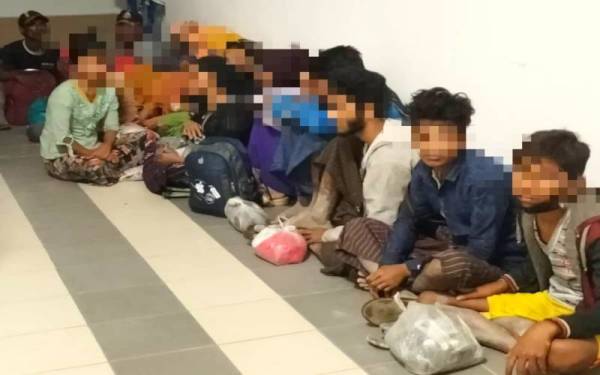 Polis menahan tiga individu bagi membantu siasatan berkait aktiviti penyeludupan PATI warga Mynamar dalam dua serbuan berasingan di Pasir Mas pada Isnin.