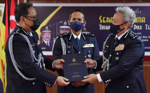 Rohaimi (tengah) menyaksikan serah terima tugas Timbalan Ketua Polis Terengganu antara Norhalid (kiri) kepada penggantinya Wan Rukman di Ibu Pejabat Polis Kontinjen Terengganu pada Rabu. - Foto Bernama