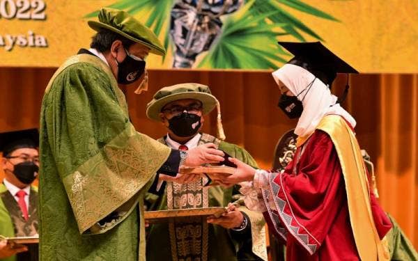 Sultan Selangor, Sultan Sharafuddin Idris Shah yang juga Tuanku Canselor Universiti Putra Malaysia (UPM) berkenan menyampaikan Pingat Emas Canselor kepda Aini Nazihah Hasan pada Konvokesyen UPM ke-44 pada Rabu. - Foto Bernama