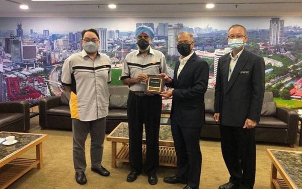 Khairil (kiri), Suret dan Mahadi ketika mengadakan pertemuan pada 7 Januari lalu.