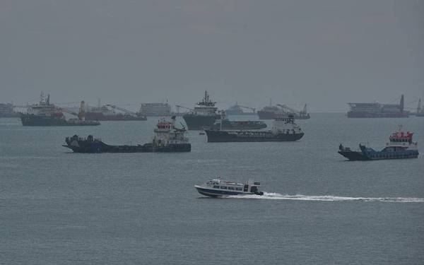 Pemandangan di sekitar kawasan perairan Victoria Labuan kelihatan berjerebu ketika tinjauan hari ini.
