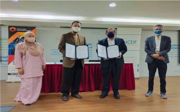 Zaharuddin (dua dari kiri) dan Azmi (dua dari kanan) selesai menandatangani memorandum antara INCEIF dan Myclass Technologies Sdn Bhd di Petaling Jaya pada Rabu.