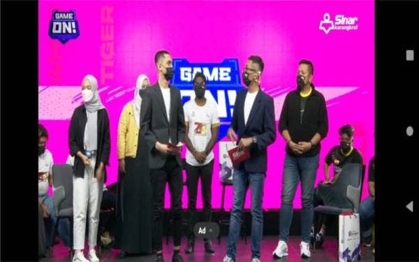 Game On 2022: Let's Menang Bersama dihoskan oleh Wan Ichigo (depan, kanan) dan Yonny Zahri (depan, kiri) pada Selasa.