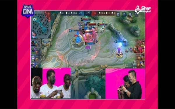 Pentas pertama 'Game On 2022: Let’s Menang Bersama' mempertaruhkan dua pasukan yang diwakili oleh Prabakaran (kiri) dan Dr Afif (kanan).