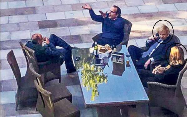 Johnson (dalam bulatan) bersama isterinya, Carrie ketika menghadiri parti di sebuah taman di Downing Street. - Foto: Agensi