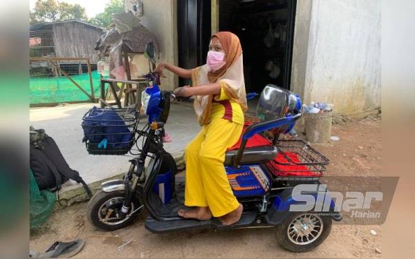 Mastura tekad menabung untuk membeli motosikal elektrik tiga roda untuk membantunya bergerak keluar berniaga.
