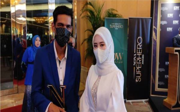 Azwan (kiri) dan Wan Siti Aisyah ketika ditemui semasa Majlis Penganugerahan Nona Superhero 2021 yang diadakan di sebuah hotel di sini, pada Rabu.