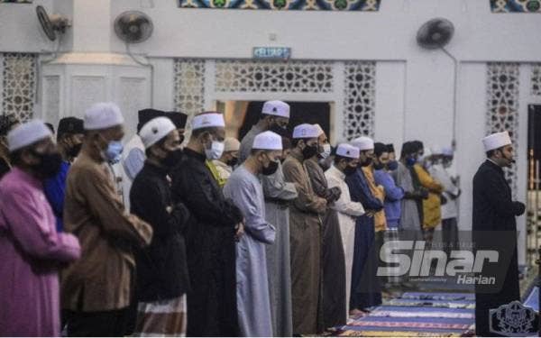 Walaupun berlaku kes penularan Covid-19 di Masjid Taman Sri Pulai Perdana, ia tidak mengubah ketetapan jarak setengah meter bagi solat Jumaat dan fardu di masjid serta surau di Johor. - Foto Bernama