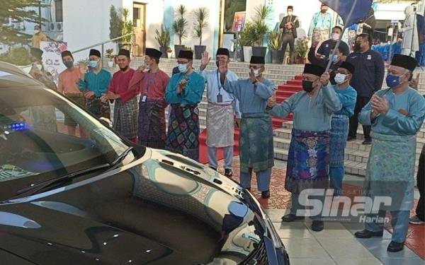 Tosrin (dua dari kanan) melepaskan Konvoi Misi Bantuan Pasca Banjir di Pusat Islam Iskandar, Johor Bahru pada Khamis.