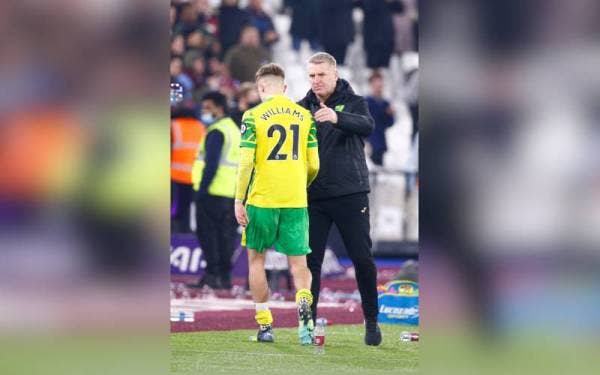 Smith cuba menenangkan pemain Norwich, Brandon Williams, setelah tamat perlawanan. - Foto Focus Images Ltd