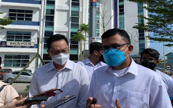 Akmal Nasrullah (kanan) ketika ditemui pemberita selepas memberi keterangan di Ibu Pejabat Polis Daerah Johor Bahru Selatan pada Khamis.