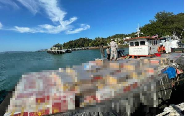 Cubaan membawa masuk rokok seludup pelbagai jenis bernilai RM1.95 juta berjaya digagalkan Maritim Kedah/Perlis selepas menahan sebuah bot barter trade pada jarak lebih kurang 2.7 batu nautika, barat Tanjung Belua, pada Rabu. - Foto Maritim Malaysia Kedah/Perlis