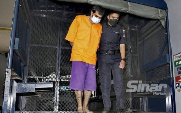 Tertuduh dibawa anggota polis di Mahkamah Majistret Seremban pada Khamis.