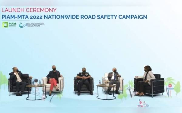 Dari kiri: Mohamed Sabri, Antony, Bakri dan Lokman ketika sesi perbincangan semasa majlis maya pelancaran PIAM-MTA 2022 Nationwide Road Safety Campaign pada Khamis.