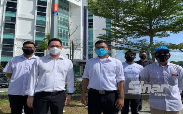 Akmal (tiga,kiri) bersama Jimmy (dua, kiri) ketika ditemui pemberita selepas memberi keterangan di Ibu Pejabat Polis Daerah Johor Bahru Selatan pada Khamis