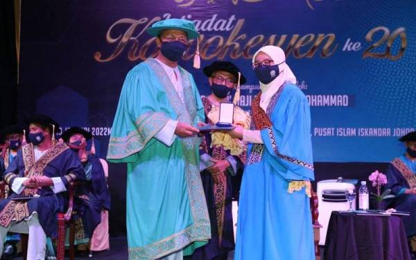 Hasni (kiri) menyampaikan diploma kepada graduan pada Istiadat Konvokesyen Marsah pada Khamis.