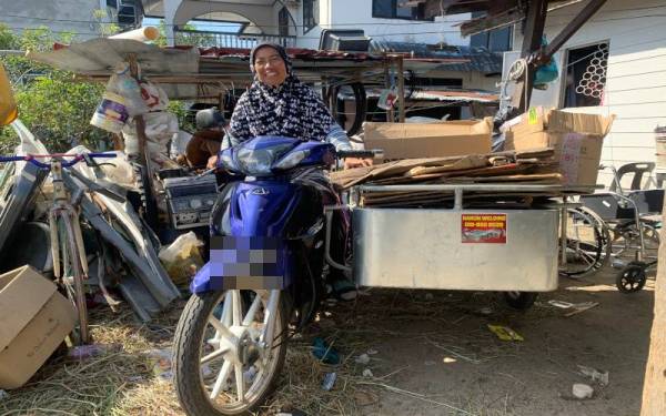 Motosikal pemberian YRS menjadi pengangkutan utama Zinorlaili untuk keluar bekerja setiap hari.