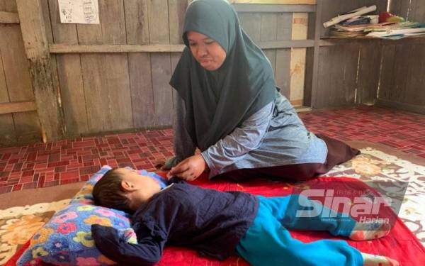 Nik Isha Zalwani berkata Nur Fikriyah hanya mampu terbaring dan memberi respons senyuman setiap kali namanya dipanggil.