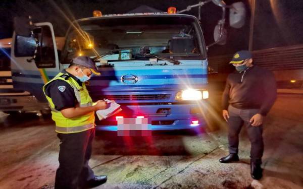 Hanif Yusabra menunjukkan lampu merah digunakan sebuah lori yang merupakan satu kesalahan.