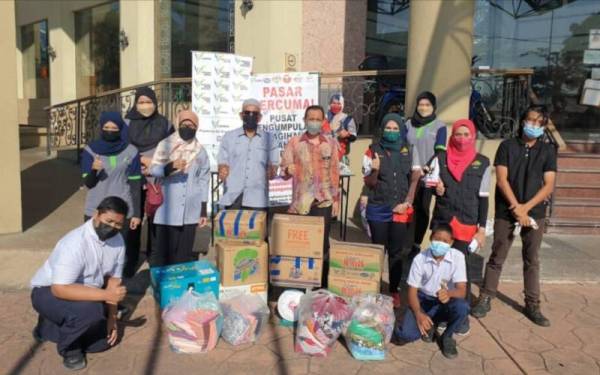 Wakil SWCorp Kedah, MBAS, NGO Gerak dan E-Idaman menjayakan pasar percuma secara pandu lalu di Alor Setar pada Khamis.