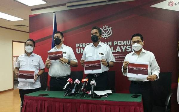 Azril Rizal (dua dari kanan) bersama ahli jawatankuasa Biro Penyelidikan Pemuda UMNO menunjukkan laporan dapatan Kajian Awam Pengeluaran KWSP i-Citra dalam sidang akhbar di Menara Dato Onn, WTCKL di sini pada Jumaat.