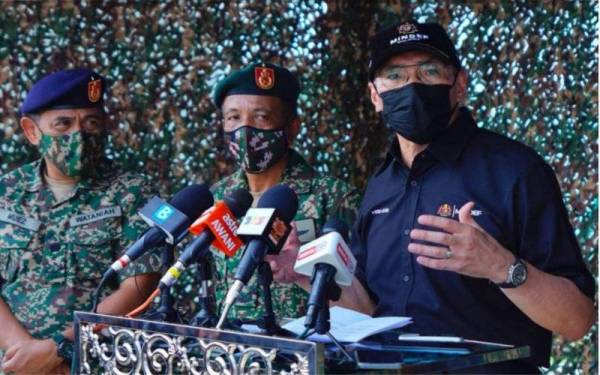  Hishammuddin dalam sidang akhbar sempena lawatan beliau ke Markas Angkatan Tugas Bersama di Tawau. 