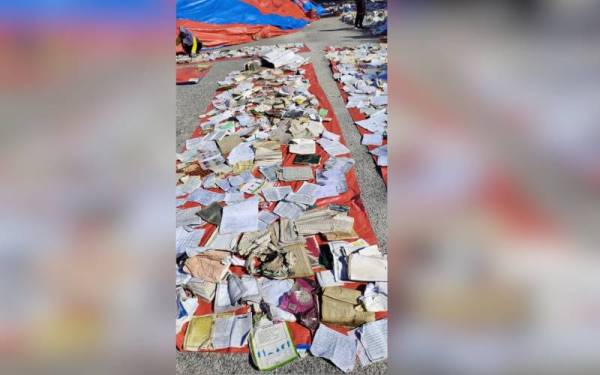 Proses mengeringkan al-Quran sebelum dibakar.