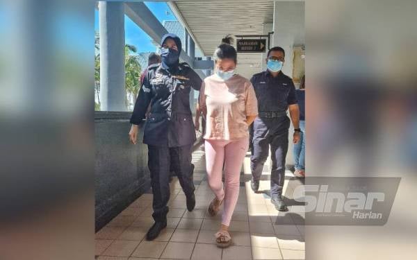 Chan Wan Ting (tengah) didakwa dua pertuduhan mendera anak kekasihnya Ogos tahun lalu.