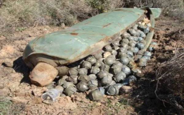 Bom kluster, sejenis bom curah mengandung submunisi yang berbentuk besar atau kecil dalam jumlah besar. Setelah bom kluster diledakkan, submunisi akan tersebar ke kawasan yang sangat luas.