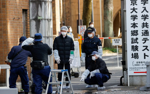 Beberapa pelajar sekolah menengah yang menduduki peperiksaan kemasukan ke Universiti Tokyo, Jepun cedera dalam serangan pisau pada Sabtu. - Foto Reuters 
