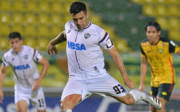 Dennis Buschening pernah menarik perhatian pemerhati bola sepak melalui beberapa gol cantik yang dihasilkan termasuklah ketika beraksi menentang KDA FC musim lepas. FOTO FB DENNIS BUSCHENING