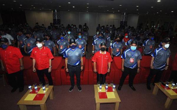 Asyraf Wajdi (tiga, kiri) bersama Menteri Besar Perak, Datuk Ser Saarani Mohamad (tiga, kanan) pada majlis pelancaran Sukarelawan Skuad Sabil Pemuda UMNO Negeri Perak pada Sabtu.