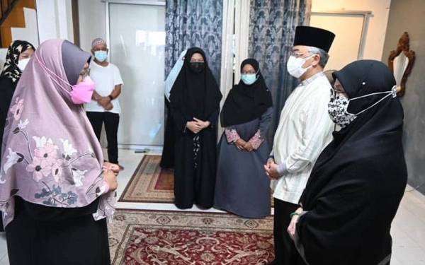 Al-Sultan Abdullah dan Tunku Hajah Azizah Aminah Maimunah pada Sabtu berkenan berangkat menziarahi keluarga Suhaimi pada Sabtu. Foto - Facebook Istana Negara