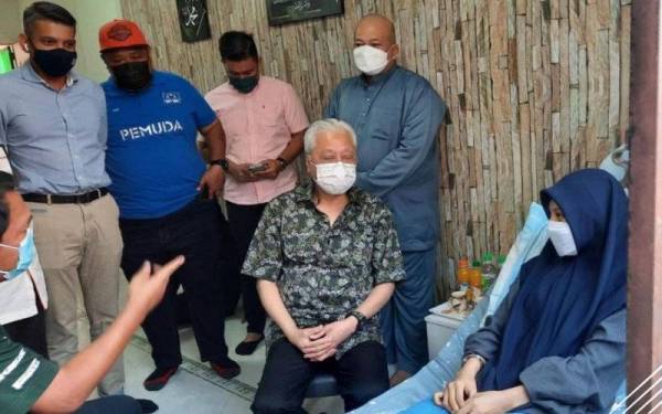 Perdana Menteri meluangkan masa melawat Nurshazrina Suryanto,15 yang menderita akibat kanser tulang tahap 4 di Sepang, Selangor pada Sabtu. -Foto Bernama