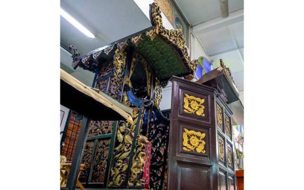 Mimbar Masjid Kampung Laut dipercayai mimbar tertua di negara ini yang dianggarkan berusia 400 tahun, walaupun tiada catatan tarikh pada mimbar tersebut namun usianya diwajarkan menerusi silang rujukan berdasarkan teks seni bina, serta penulisan ilmiah mengenai Masjid Kampung Laut. - Foto Bernama