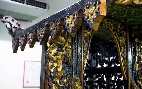 Mimbar Masjid Kampung Laut dipercayai mimbar tertua di negara ini yang dianggarkan berusia 400 tahun, walaupun tiada catatan tarikh pada mimbar tersebut namun usianya diwajarkan menerusi silang rujukan berdasarkan teks seni bina, serta penulisan ilmiah mengenai Masjid Kampung Laut. - Foto Bernama