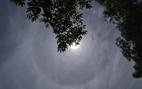 Rakaman gambar fenomena halo matahari yang berjaya dirakamkan pada waktu tengah hari ketika tinjauan di Labuan hari ini.