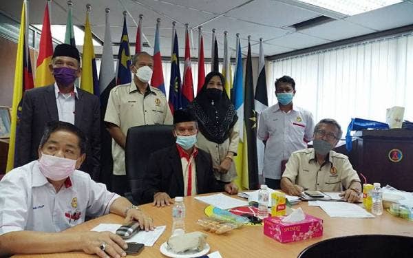 Omar (duduk, tengah) ketika mempengerusikan Mesyuarat Jawatankuasa Tertinggi Kupekmas di Wisma Pahlawan pada Ahad.