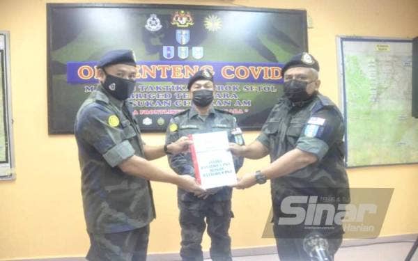 Majlis Serah Tugas Op Benteng Covid antara Pegawai Pemerintah PGA 7, Superintendan Azhari Nusi (kiri) dan Pegawai Pemerintah Batalion 9 PGA, Superintendan Mannadzar Nasib (kanan) yang disaksikan oleh Timbalan Komander Briged Tenggara PGA Asisten Komisioner Sanudin Md Isa (tengah). - Foto Sinar Harian