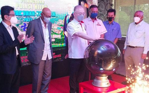 Ka Siong menyempurnakan gimik pelancaran Polisi Hijau Pelabuhan Kuantan 2021-2030 di Bangunan Lembaga Pelabuhan Kuantan di sini ada Ahad.