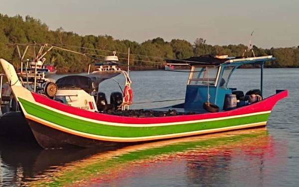 Bot fiber tanpa nombor pendaftaran yang membawa 1.03 tan daun ketum yang ditahan di muara Kuala Kedah pada pagi Sabtu.