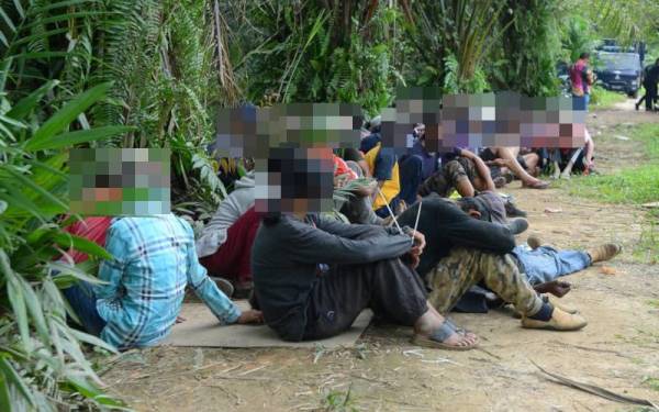 Antara suspek dipercayai penagih dadah yang ditahan dalam Operasi Sarang Dadah pada Ahad.