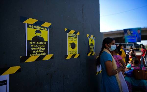 Orang ramai khususnya penganut Hindu mematuhi SOP seperti pemakaian pelitup separuh muka, pemeriksaan suhu badan dan mendaftar masuk menggunakan aplikasi MySejahtera yang ditetapkan oleh Kementerian Kesihatan ketika hadir bagi upacara keagamaan menjelang Thaipusam di Kuil Sri Subramaniar Swamy, Batu Caves pada Ahad. - Foto Bernama