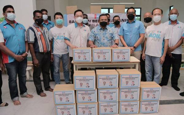 Kerajaan Selangor di bawah Amirudin menyerahkan sumbangan 1,000 bakul makanan kepada mangsa banjir di Johor kepada Timbalan Pengerusi Parti Keadilan Rakyat (PKR) Johor, Jimmy Puah Wee Tse (empat, kiri) pada majlis yang diadakan di Bandar Medini, Iskandar Puteri pada Ahad. - Foto: Bernama