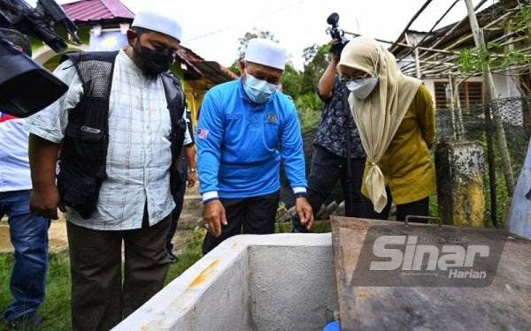 Tuan Ibrahim (dua dari kanan) meninjau di kawasan projek Wakaf Air di Jerantut pada Ahad.