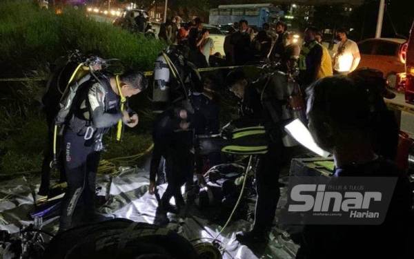 Anggota bomba bersiap sedia untuk melakukan kerja-kerja mencari dan menyelamat dua budak lelaki yang dikhuatiri lemas dalam sungai di Taman Masai Utama, Pasir Gudang, pada Ahad.