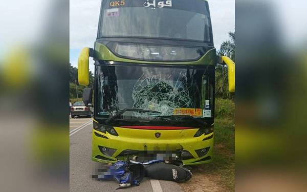 Keadaan motosikal mangsa dan bas yang terbabit kemalangan di Kilometer 10 Jalan Sungai Koyan-Raub pada Ahad.
