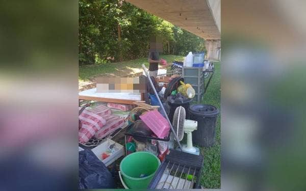 Keadaan lokasi di bawah landasan transit aliran ringan (LRT) di kawasan ibu kota yang dijadikan Kasturi sebagai tempat tinggal.