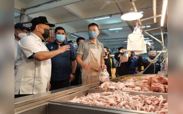 Alexander meninjau harga barangan di Pasar Besar Kota Kinabalu selepas merasmikan alat ulang siar di Kota Kinabalu pada Isnin.